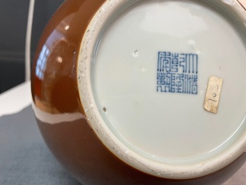 Een Chinese monochrome bruine kalebasvaas, Qianlong merk, 18/19e eeuw
