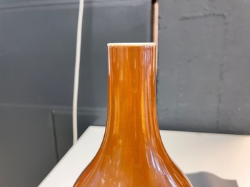 Een Chinese monochrome bruine kalebasvaas, Qianlong merk, 18/19e eeuw
