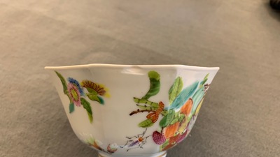 Vijf Chinese Canton famille rose koppen en schotels met vlinders, 19e eeuw