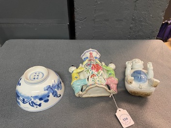 Un bol, une figure d'un gar&ccedil;on et un vase mural en porcelaine de Chine, Kangxi/Qianlong