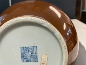 Een Chinese monochrome bruine kalebasvaas, Qianlong merk, 18/19e eeuw