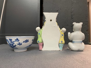 Un bol, une figure d'un gar&ccedil;on et un vase mural en porcelaine de Chine, Kangxi/Qianlong
