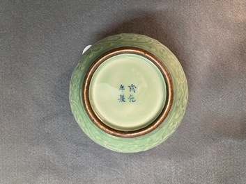 Une jarre en porcelaine de Chine c&eacute;ladon monochrome &agrave; d&eacute;cor floral, marque de Chenghua, Qianlong