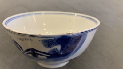 Un bol, une figure d'un gar&ccedil;on et un vase mural en porcelaine de Chine, Kangxi/Qianlong