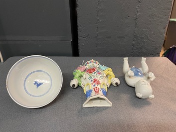 Un bol, une figure d'un gar&ccedil;on et un vase mural en porcelaine de Chine, Kangxi/Qianlong