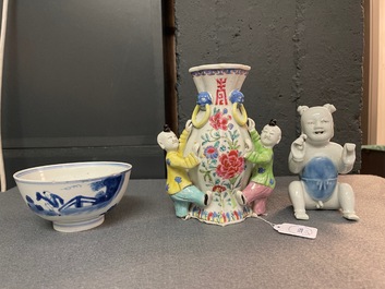 Un bol, une figure d'un gar&ccedil;on et un vase mural en porcelaine de Chine, Kangxi/Qianlong
