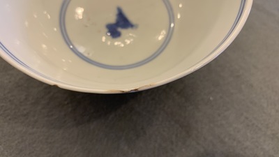 Un bol, une figure d'un gar&ccedil;on et un vase mural en porcelaine de Chine, Kangxi/Qianlong