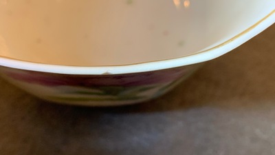 Vijf Chinese Canton famille rose koppen en schotels met vlinders, 19e eeuw