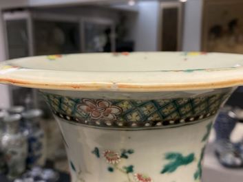 Deux vases en porcelaine de Chine famille rose, 19&egrave;me