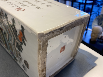 Een vierkante Chinese qianjiang cai vaas met antiquiteiten, 19e eeuw