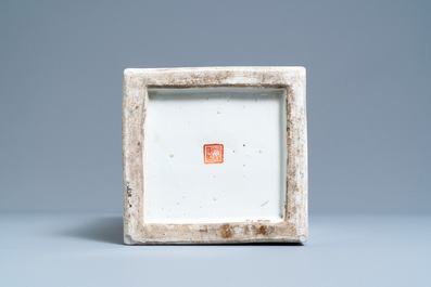 Een vierkante Chinese qianjiang cai vaas met antiquiteiten, 19e eeuw