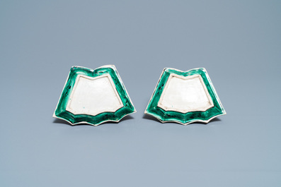 Een paar Chinese verte biscuit zoetvleesschaaltjes, Kangxi