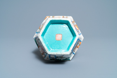 Een Chinese hexagonale famille rose kom, Tongzhi merk en periode