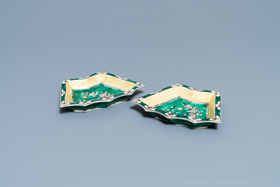 Een paar Chinese verte biscuit zoetvleesschaaltjes, Kangxi