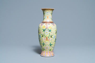 Een Chinese famille rose vaas met limoengroene fondkleur, Qianlong merk, Republiek