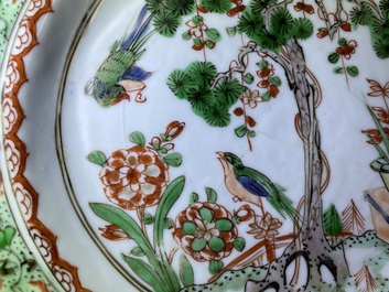 Trois plats de forme octagonale en porcelaine de Chine famille verte, Kangxi