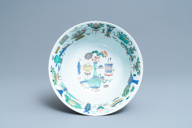 Een grote Chinese famille verte kom met antiquiteiten, Kangxi