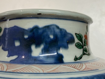 Un vase couvert en porcelaine de Chine wucai &agrave; d&eacute;cor d'immortels, Shunzhi