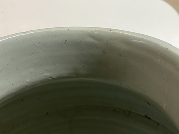 Un vase couvert en porcelaine de Chine wucai &agrave; d&eacute;cor d'immortels, Shunzhi