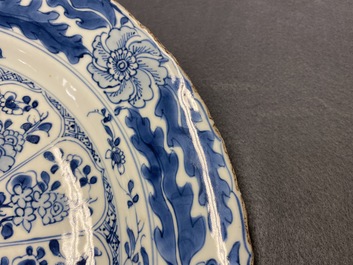 Een Chinese blauw-witte schotel met floraal decor, Kangxi