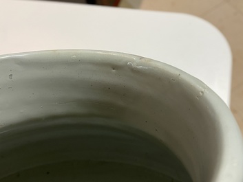 Un vase couvert en porcelaine de Chine wucai &agrave; d&eacute;cor d'immortels, Shunzhi