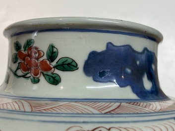 Un vase couvert en porcelaine de Chine wucai &agrave; d&eacute;cor d'immortels, Shunzhi