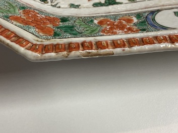 Trois plats de forme octagonale en porcelaine de Chine famille verte, Kangxi