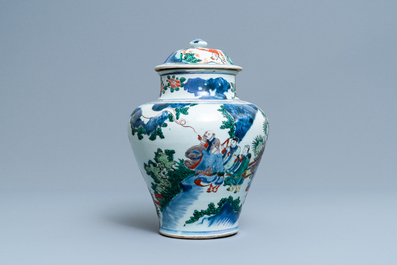 Un vase couvert en porcelaine de Chine wucai &agrave; d&eacute;cor d'immortels, Shunzhi