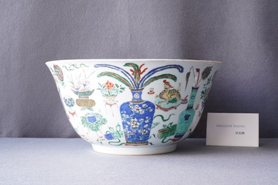 Een grote Chinese famille verte kom met antiquiteiten, Kangxi