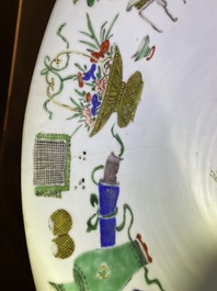 Een grote Chinese famille verte kom met antiquiteiten, Kangxi