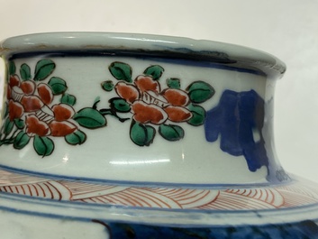 Un vase couvert en porcelaine de Chine wucai &agrave; d&eacute;cor d'immortels, Shunzhi
