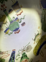 Een grote Chinese famille verte kom met antiquiteiten, Kangxi