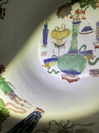 Een grote Chinese famille verte kom met antiquiteiten, Kangxi