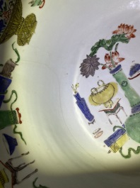 Een grote Chinese famille verte kom met antiquiteiten, Kangxi