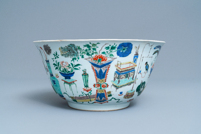 Een grote Chinese famille verte kom met antiquiteiten, Kangxi