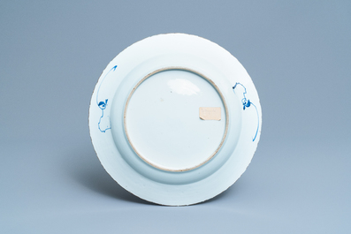 Een Chinese blauw-witte schotel met floraal decor, Kangxi