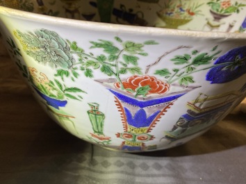 Een grote Chinese famille verte kom met antiquiteiten, Kangxi