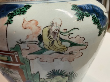 Un vase couvert en porcelaine de Chine wucai &agrave; d&eacute;cor d'immortels, Shunzhi