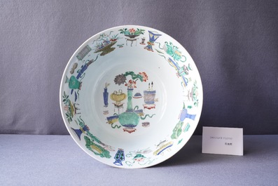 Een grote Chinese famille verte kom met antiquiteiten, Kangxi