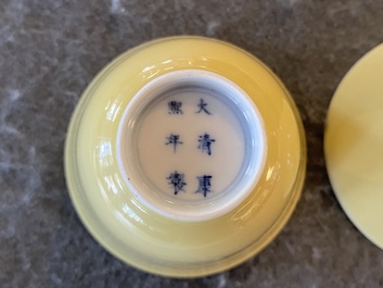 Een paar Chinese monochrome gele wijnkoppen, Kangxi merk en periode