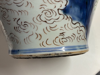 Un vase couvert en porcelaine de Chine wucai &agrave; d&eacute;cor d'immortels, Shunzhi