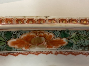 Trois plats de forme octagonale en porcelaine de Chine famille verte, Kangxi