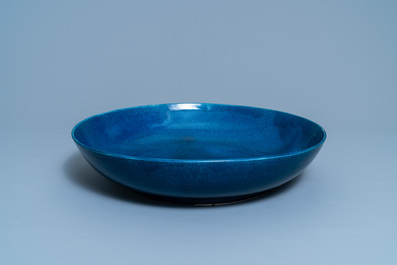 Een grote Chinese monochrome blauwe schotel, Yongzheng