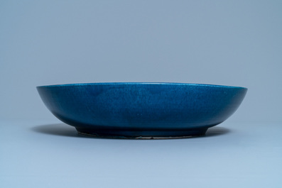 Een grote Chinese monochrome blauwe schotel, Yongzheng