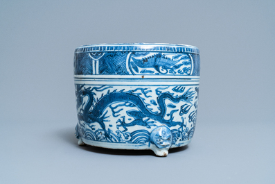 Un br&ucirc;le-parfum tripod en porcelaine de Chine en bleu et blanc, Ming