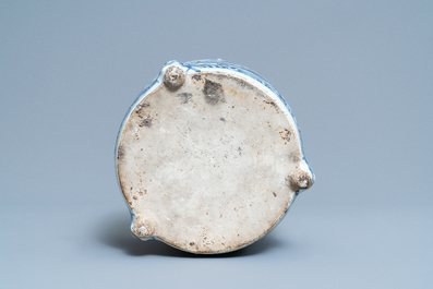 Un br&ucirc;le-parfum tripod en porcelaine de Chine en bleu et blanc, Ming