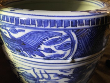 Un br&ucirc;le-parfum tripod en porcelaine de Chine en bleu et blanc, Ming