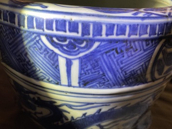Un br&ucirc;le-parfum tripod en porcelaine de Chine en bleu et blanc, Ming