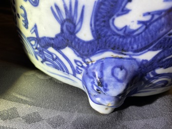 Un br&ucirc;le-parfum tripod en porcelaine de Chine en bleu et blanc, Ming