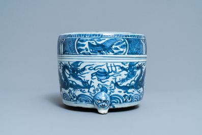 Un br&ucirc;le-parfum tripod en porcelaine de Chine en bleu et blanc, Ming